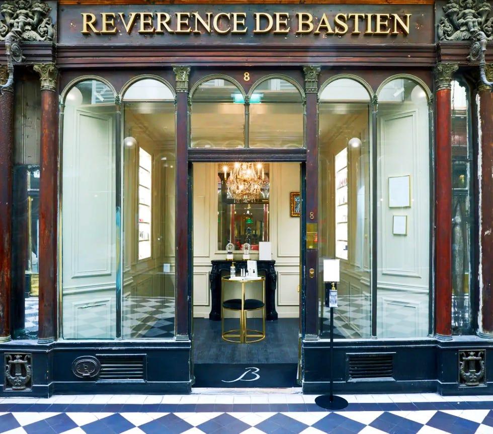 un bâtiment avec une grande porte en verre