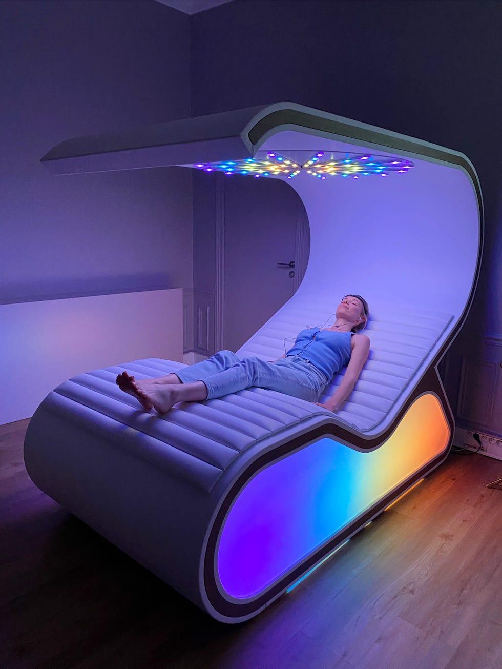 une personne allongée sur un lit