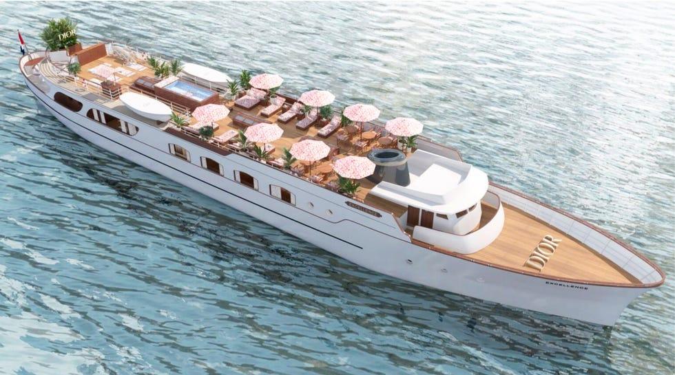 un grand bateau avec un pont