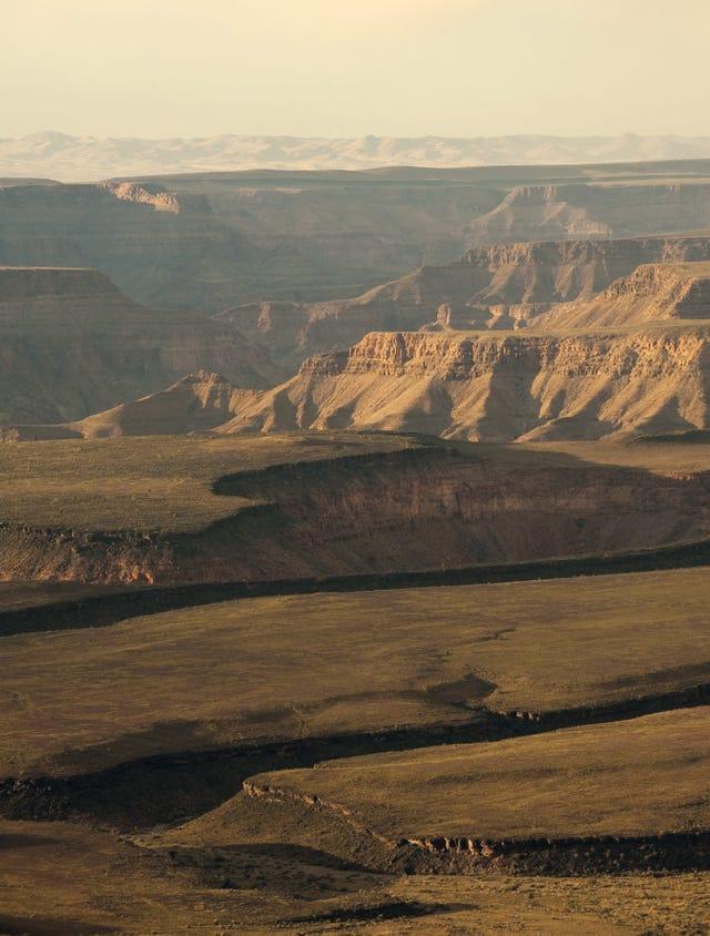 Formations montagneuses, Badlands, Ecorégion, Makhtesh, Environnement naturel, Plateau, Géologie, Plaine, Colline, Ciel, 
