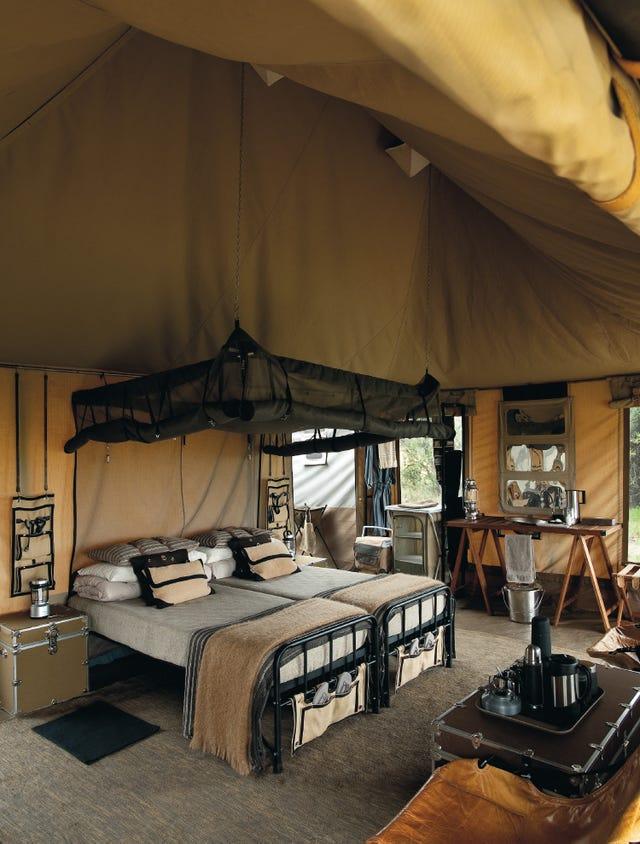 Mobilier, Pièce, Lit, Chambre, Propriété, Cadre de lit, Design d'intérieur, Camp, Tente, Bâtiment, 