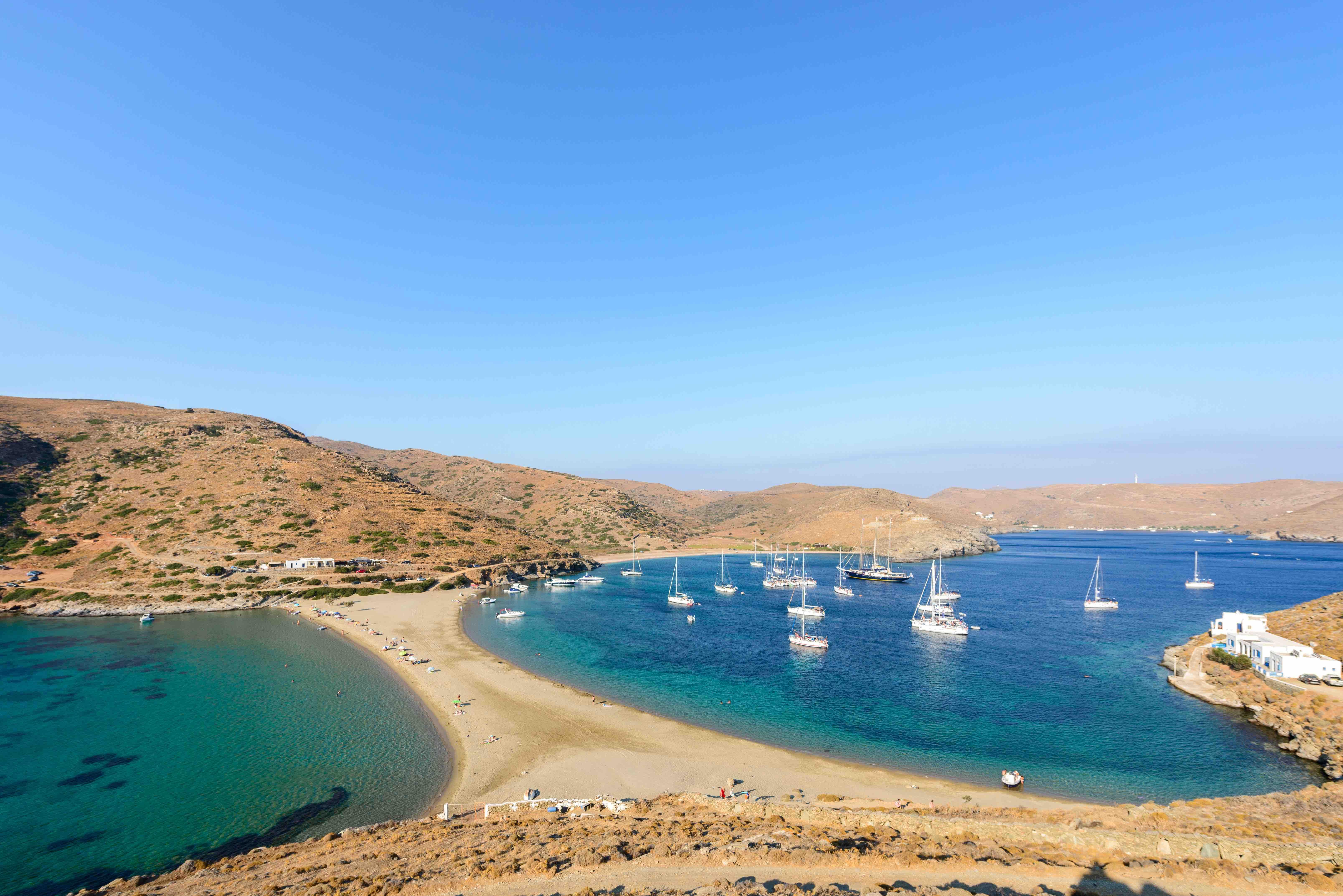 vue panoramique de la plage double face de Kolona à Kythnos, Grèce, vue depuis l'îlot d'Aghios Loukas