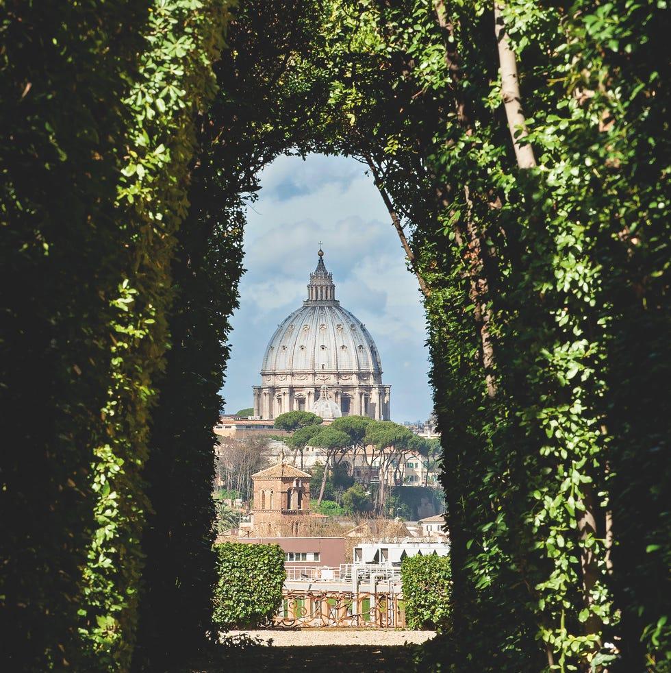 vue sur la basilique Saint-Pierre depuis le jardin secret des chevaliers de Malte, Rome, Italie