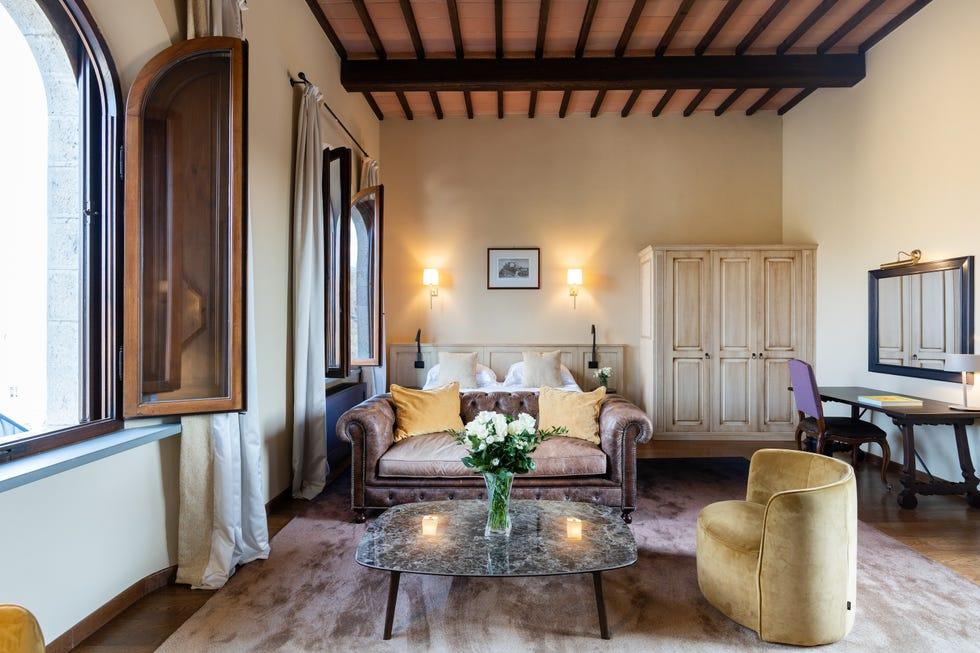 un salon avec un canapé et une table