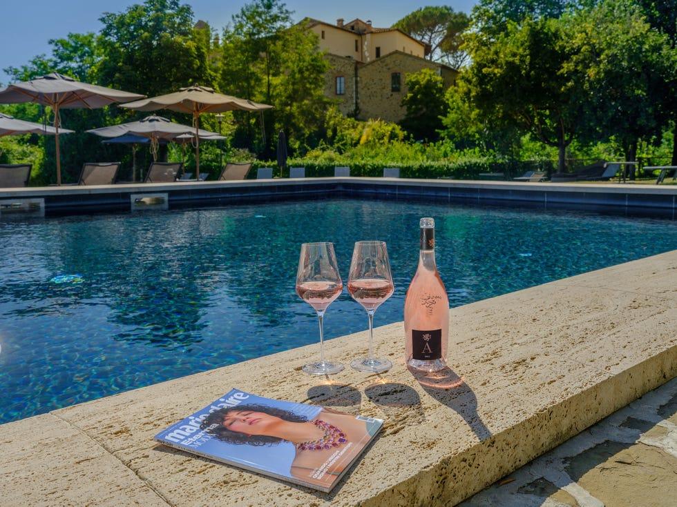 une piscine avec une bouteille et des verres