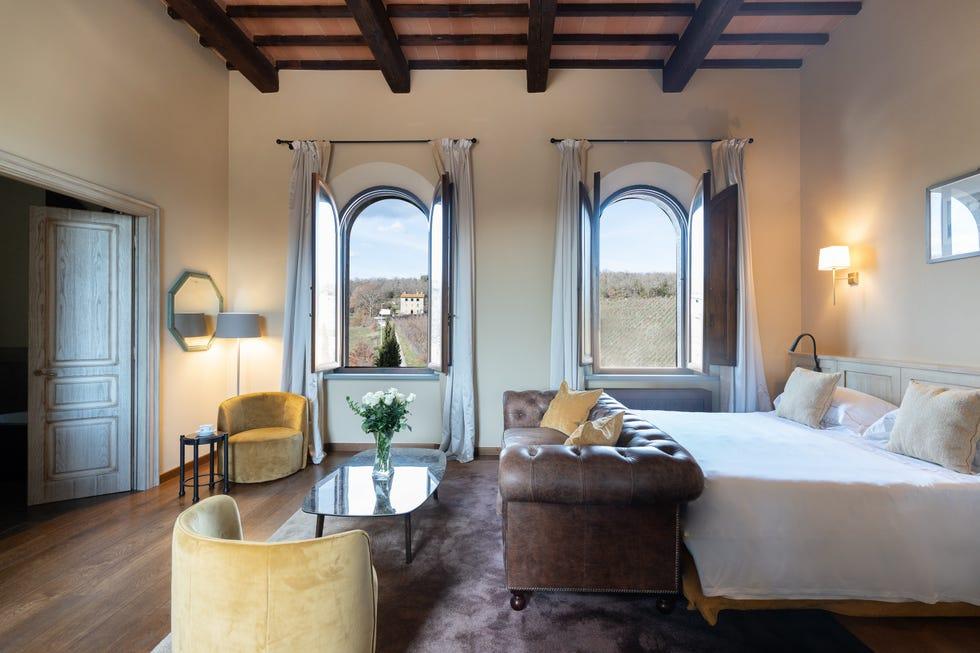une chambre avec une grande fenêtre