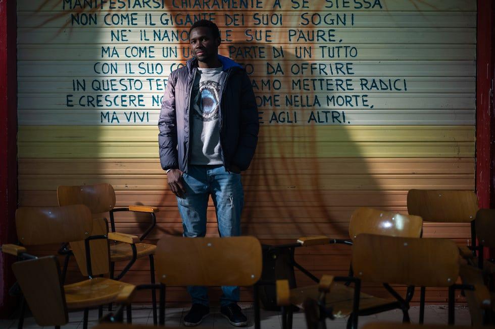 Salle, Adaptation, Assis, 