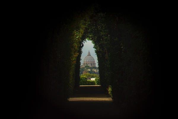 Vert, Lumière, Ténèbres, Arbre, Architecture, Ciel, Nuit, Arc, Fenêtre, Lieu de culte