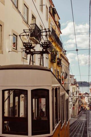 Fenêtre, Transport, Quartier, Bâtiment, Ville, Électricité, Voie, Matériel roulant, Tram, Alimentation électrique