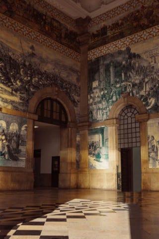Architecture, Plafond, Design intérieur, Sol, Revêtement de sol, Hall, Art, Moulure, Palais, Arche