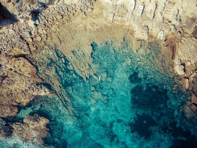 Vue aérienne d'une femme flottant au bord de la Méditerranée
