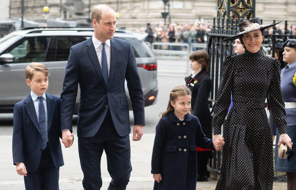 Londres, Angleterre   29 mars 2022, le prince George de Cambridge, le prince William, duc de Cambridge, la princesse Charlotte de Cambridge et Catherine, duchesse de Cambridge quittent la cérémonie commémorative du duc d'Édimbourg à l'abbaye de Westminster le 29 mars 2022 à Londres, Angleterre  photo par Samir Hussein/WireImage