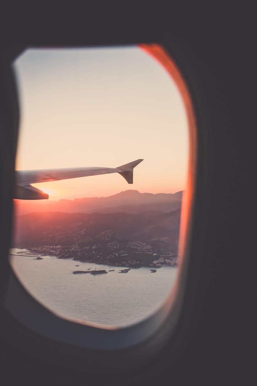 Ciel, Orange, Voyage aérien, Horizon, Lever de soleil, Aile, Coucher de soleil, Atmosphère, Nuage, Avion, 