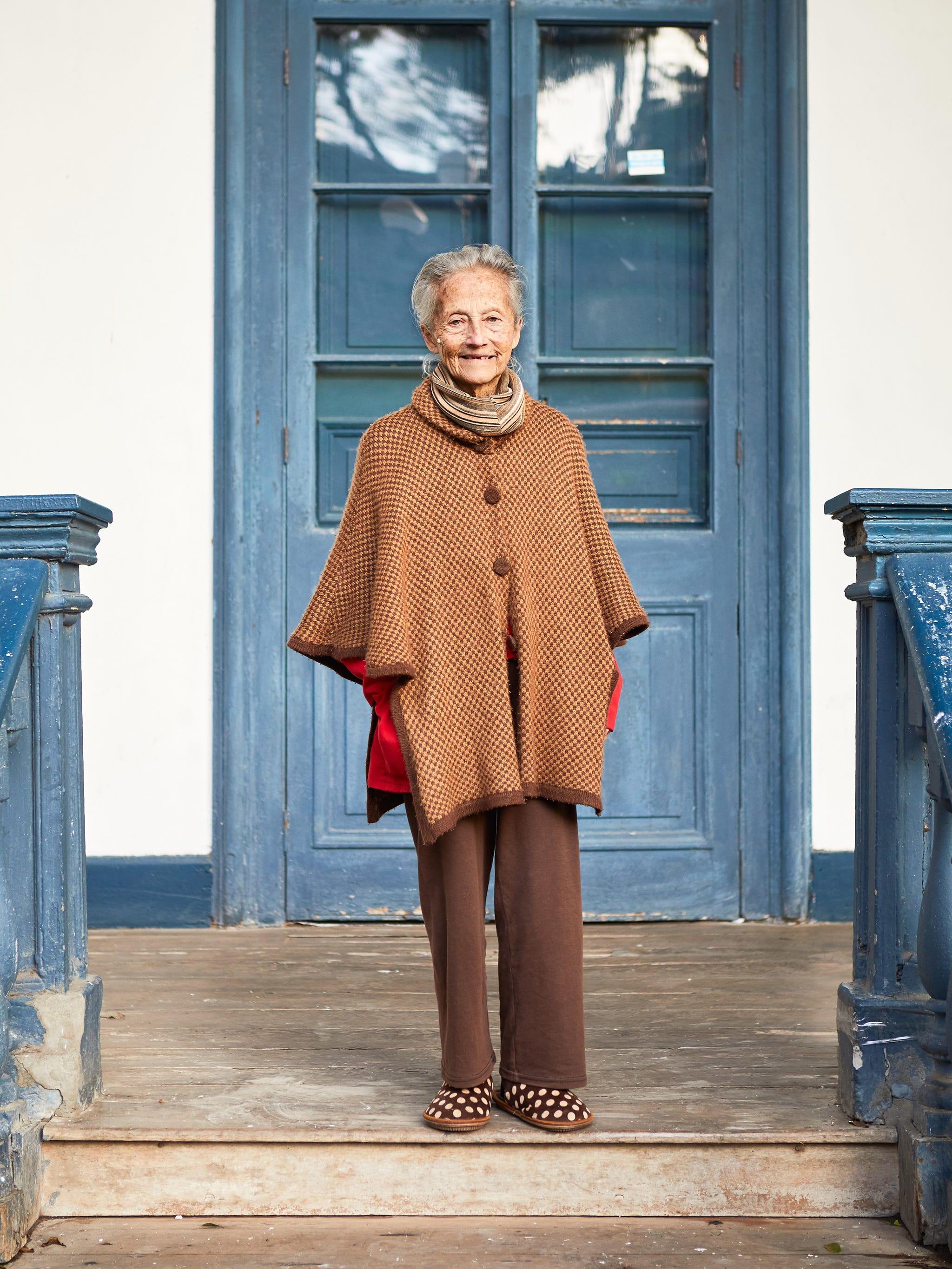 Photographie, Jaune, Debout, Mode, Mode de rue, Vêtements d'extérieur, Photographie, Porte, Chaussure,