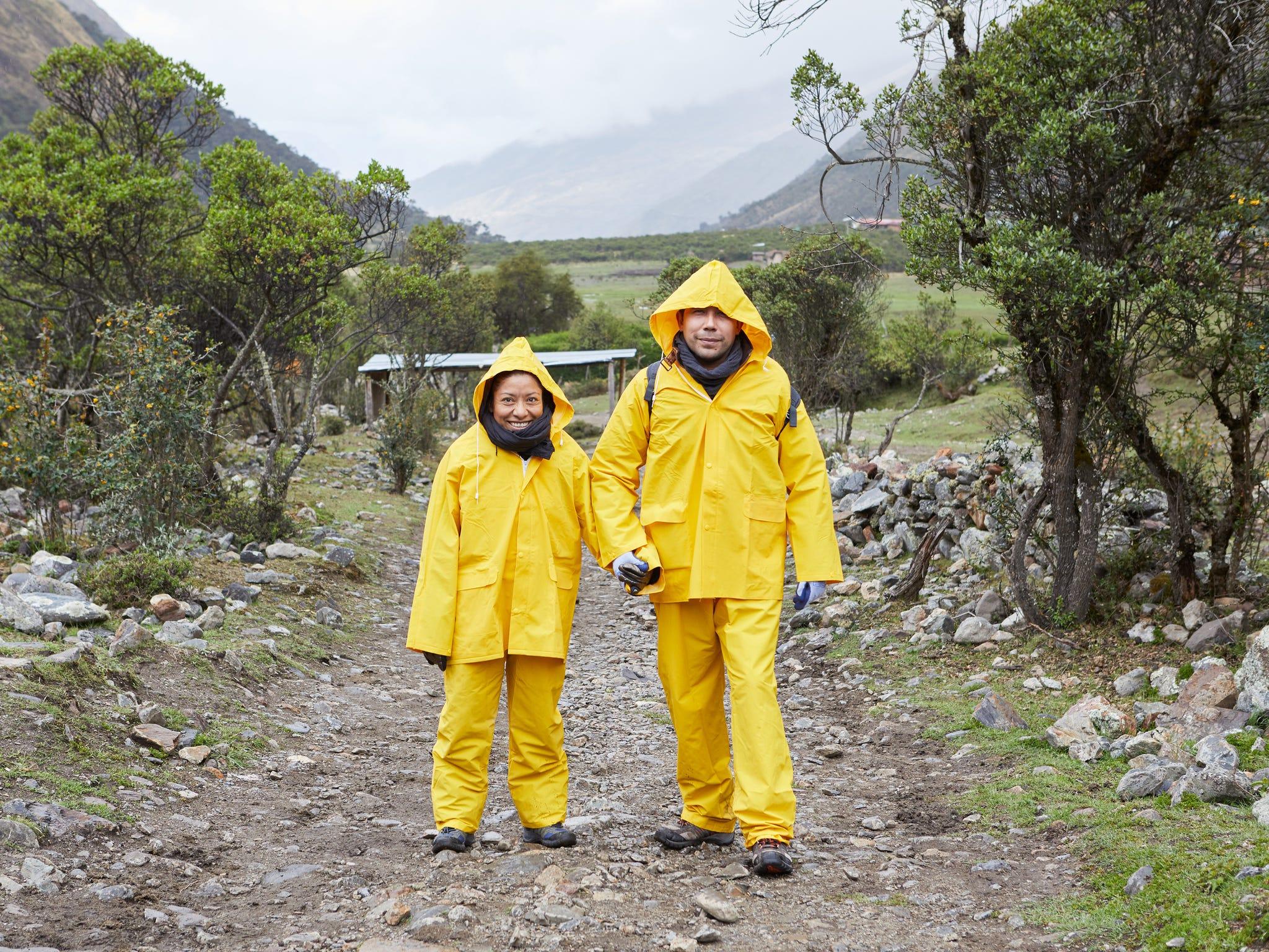 Imperméable, Jaune, Vêtements d'extérieur, Équipement de protection individuelle, Vêtements de travail, Combinaison de protection, Pantalons imperméables, Phénomène géologique, Vêtements haute visibilité,