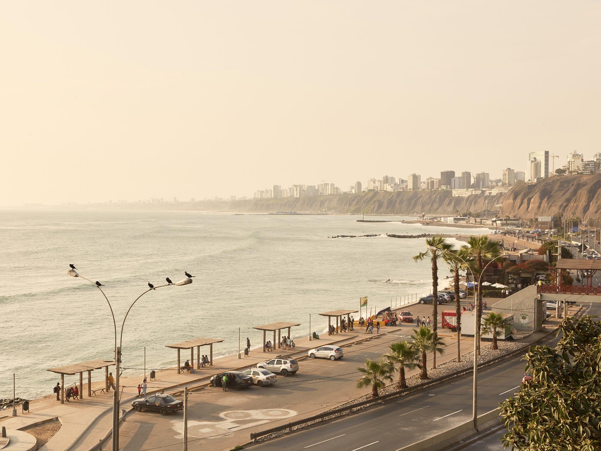 Ciel, Phénomène atmosphérique, Mer, Matin, Ville, Côte, Plage, Rive, Zone urbaine, Arbre,