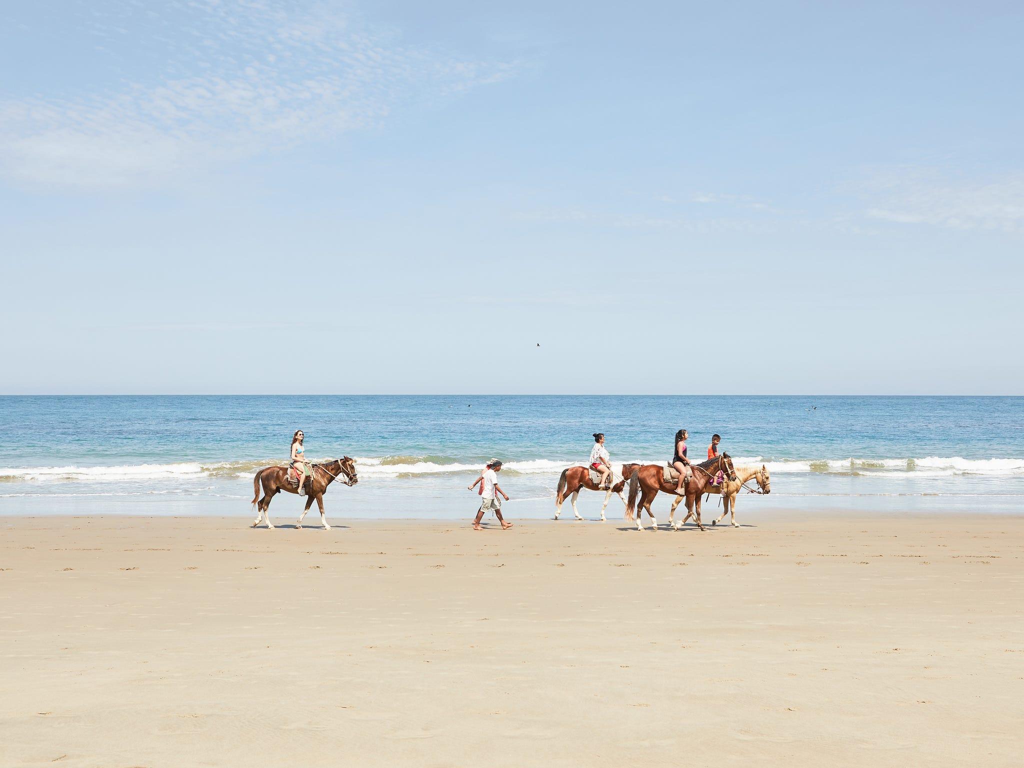 People on beach, Plage, Corps d'eau, Mer, Vacances, Sable, Océan, Côte, Amusement, Rive,