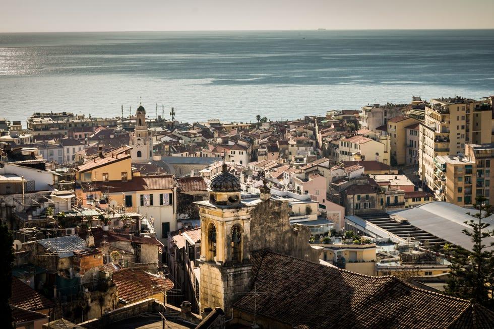 Vue aérienne de l'architecture de la ville face à la mer contre le ciel