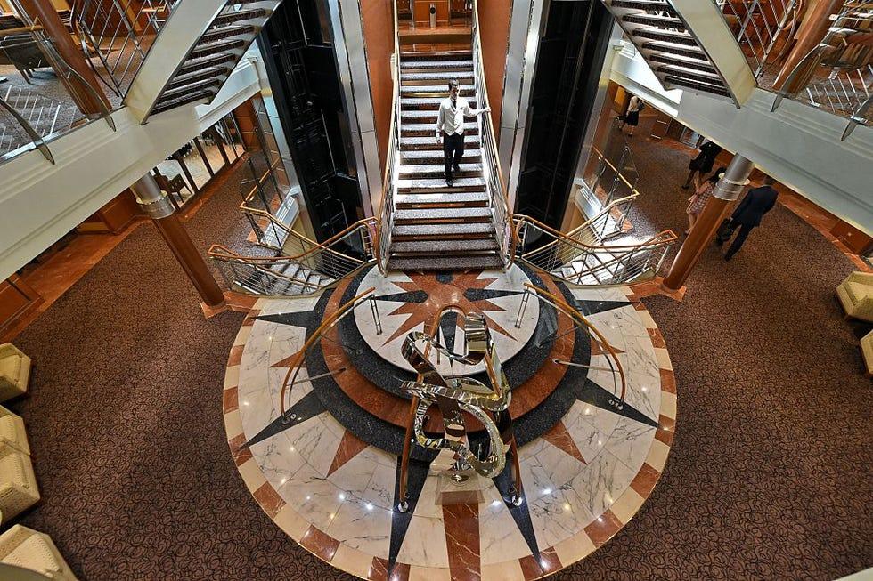 vue générale de la zone de lobby à l'intérieur du navire de croisière Regent Seven Seas Voyager actuellement amarré au Marina Bay Cruise Centre à Singapour le 12 avril 2016. La compagnie de croisières américaine Norwegian Cruise Line Holdings (NCL) s'apprête à se lancer sur le marché chinois l'année prochaine avec un navire conçu sur mesure pour le marché chinois, a déclaré un responsable de l'entreprise le 12 avril. La demande de croisières augmente en Chine, stimulée par la classe moyenne en croissance du pays, a déclaré Steve Odell, vice-président senior de NCL et directeur général pour la région Asie-Pacifique. / AFP / Roslan Rahman (la mention doit être faite à Roslan Rahman/AFP via Getty Images)