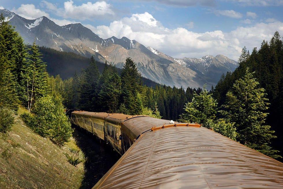 le légendaire train Rocky Mountaineer avec des wagons de train sur mesure traverse la ligne de partage des eaux à travers le beau paysage des Rocheuses canadiennes le 2 juillet 2013, le deuxième jour d'un voyage de deux jours de Vancouver à Banff avec une nuit à Kamloops. (photo par Al Seib/Los Angeles Times via Getty Images)