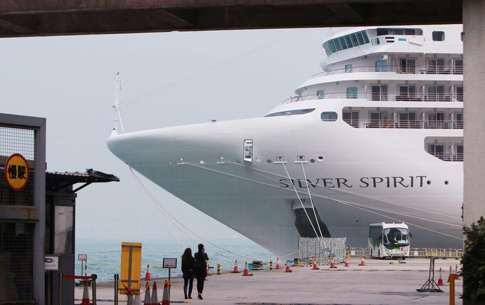 tournage médiatique du navire de croisière Silversea Silver Spirit, qui effectue une escale de deux jours à Hong Kong. 21mars11 (photo par Jonathan Wong/South China Morning Post via Getty Images)