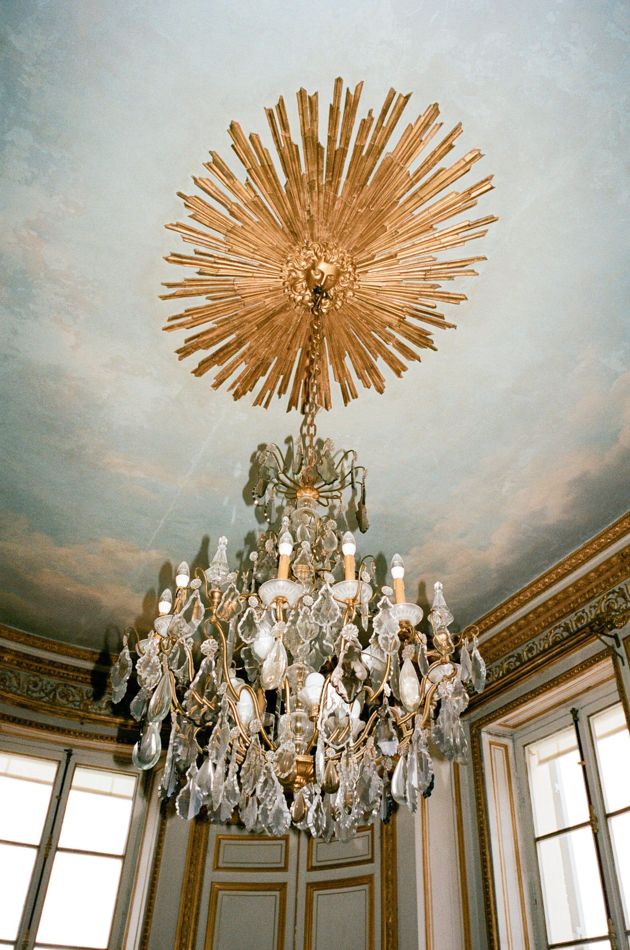 un lustre avec une ampoule suspendue