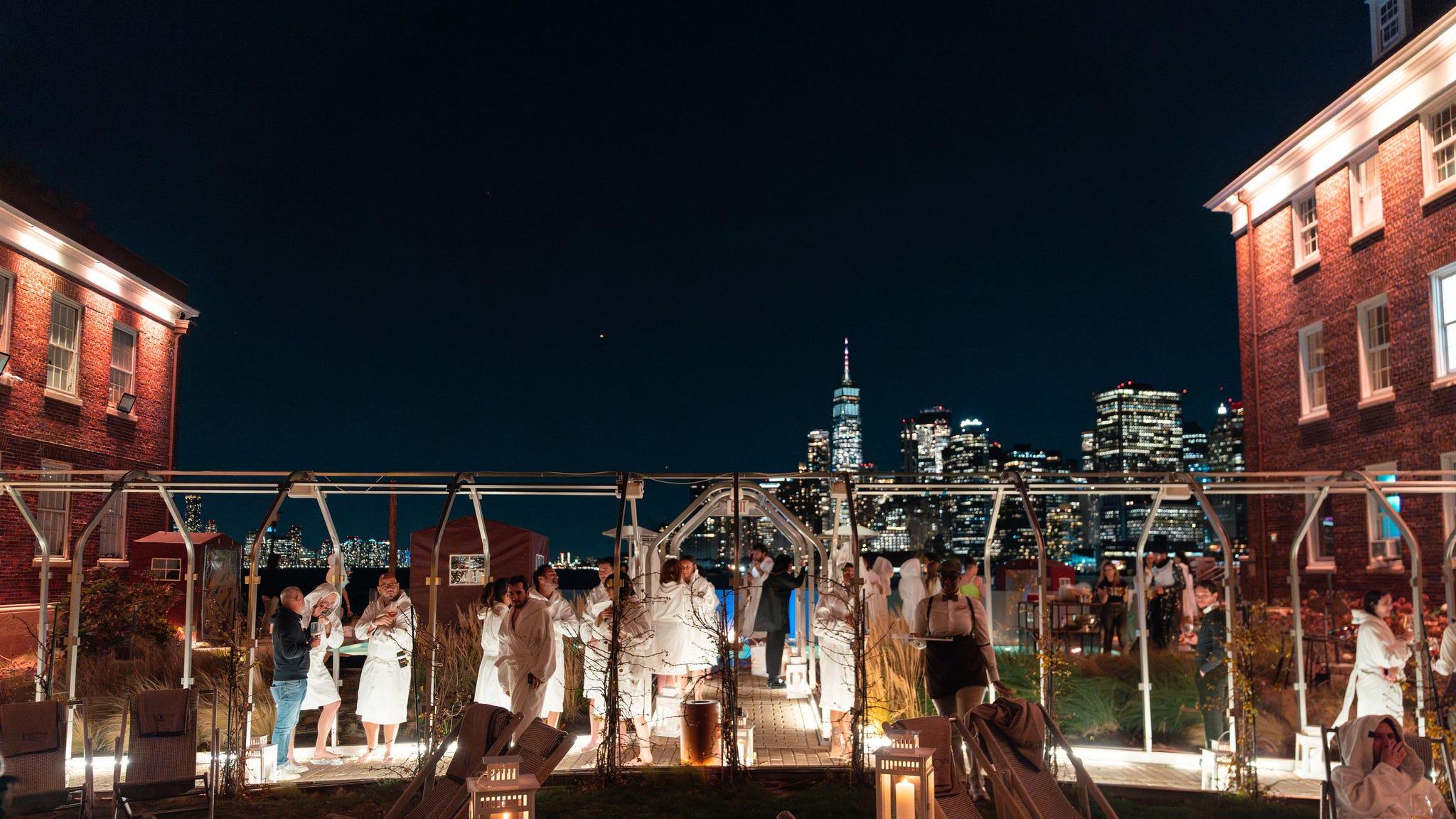 soirée sociale avec vue sur les toits de la ville