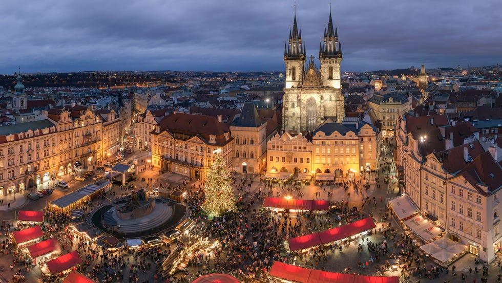 république tchèque, prague, vue sur le marché de Noël illuminé sur la place de la vieille ville