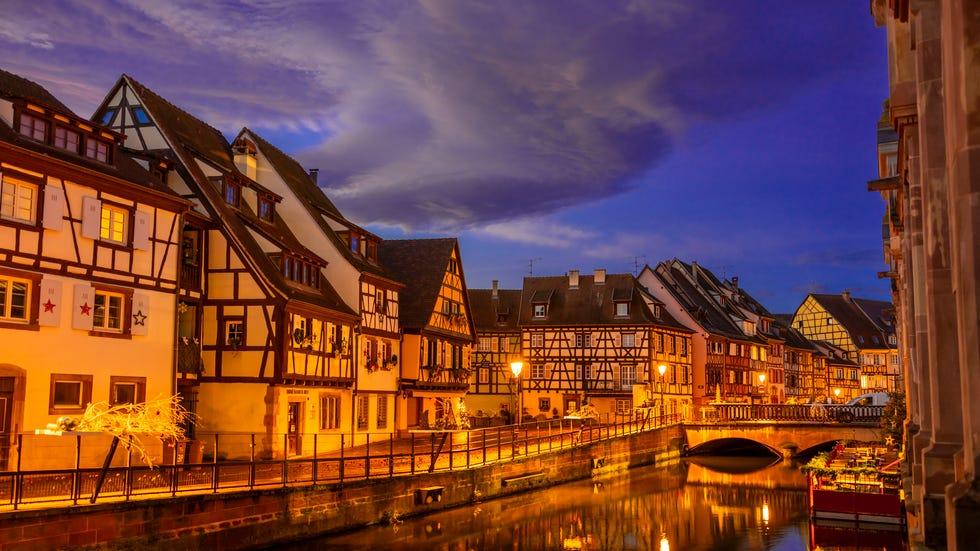 maison traditionnelle française colorée spectaculaire sur le bord de la rivière Lauch à Petite Venise, Colmar, France