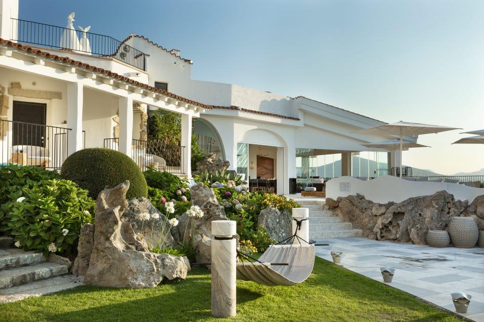une maison blanche avec une piscine