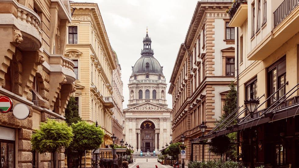 rue dans la vieille ville de budapest avec la basilique saint-étienne au centre, hongrie