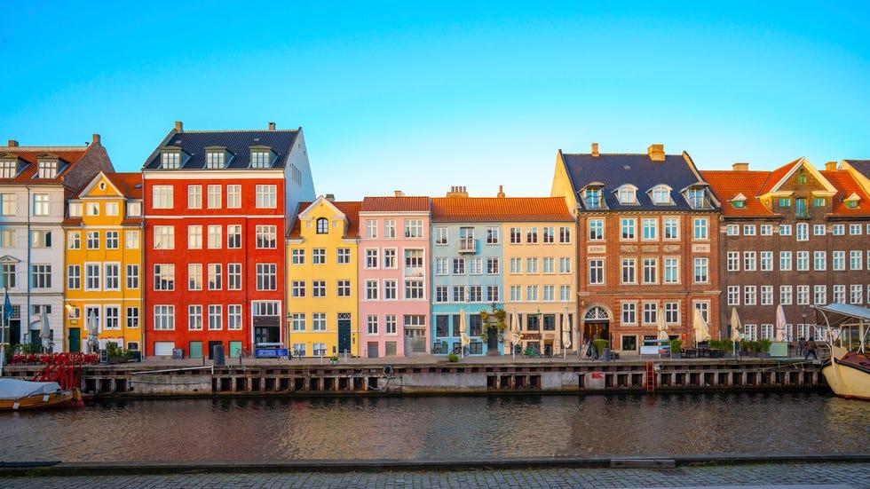 maisons colorées et vibrantes au port de nyhavn à copenhague, danemark