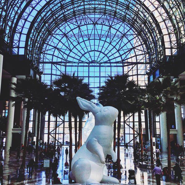 Monument, Architecture, Statue, Lumière du jour, Sculpture, Attraction touristique, Bâtiment, Métal, Art, Verre, 