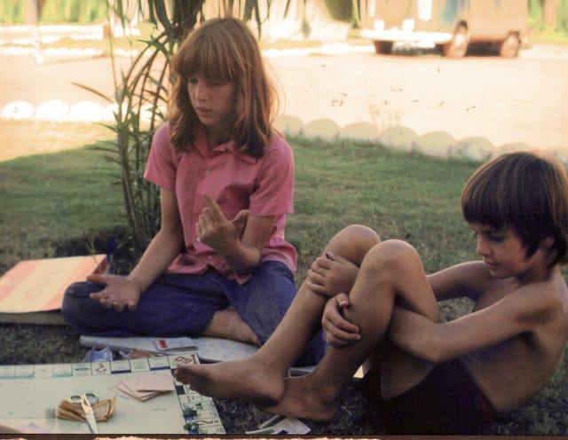 un couple de filles assises sur l'herbe