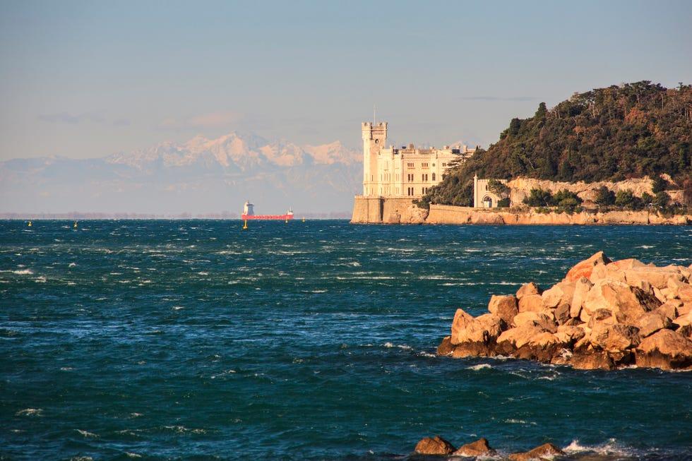 Vue du château de Miramare au coucher du soleil, Trieste