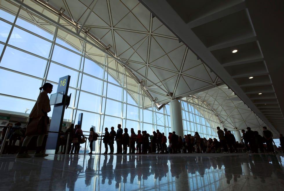 personnes entrant dans un avion à la porte d'un aéroport moderne