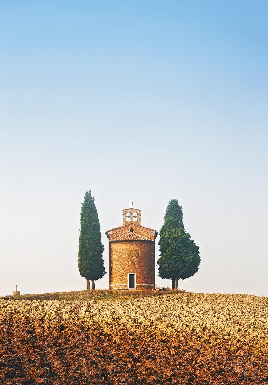 italie,toscane,val d'orcia,église entourée de cyprès dans la brume