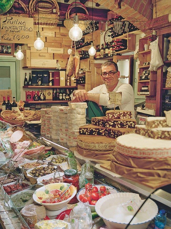 italie,toscane,sienne,portrait d'un propriétaire de magasin alimentaire