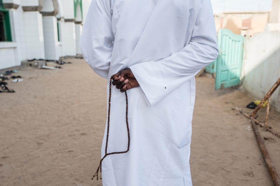 Blanc, Vêtement d'extérieur, Uniforme, Cou, Lunettes