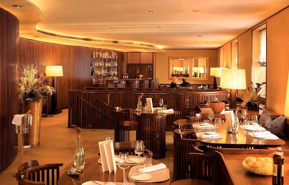 Restaurant, salle de réception, bâtiment, design intérieur, table, pièce, salle à manger, dîner de répétition, mobilier, affaires