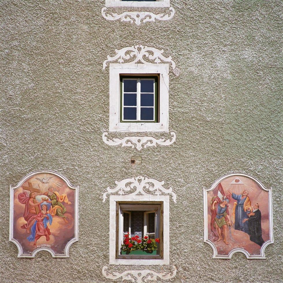 Vue détaillée de la façade de la vieille ville de Hallein