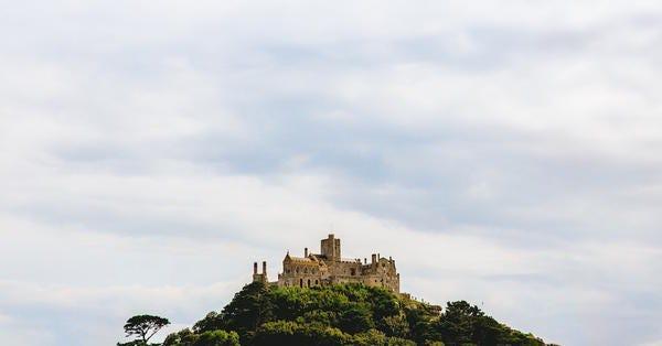 Ciel, Monument, Château, Hautes terres, Bâtiment, Nuage, Colline, Station climatique, Architecture, Ruines, 
