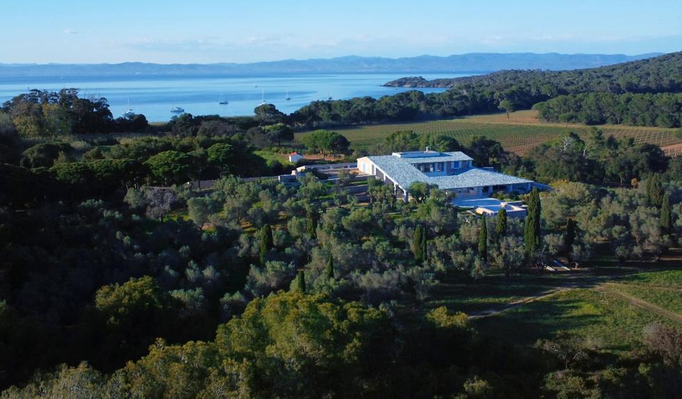une maison sur une colline au bord de l'eau