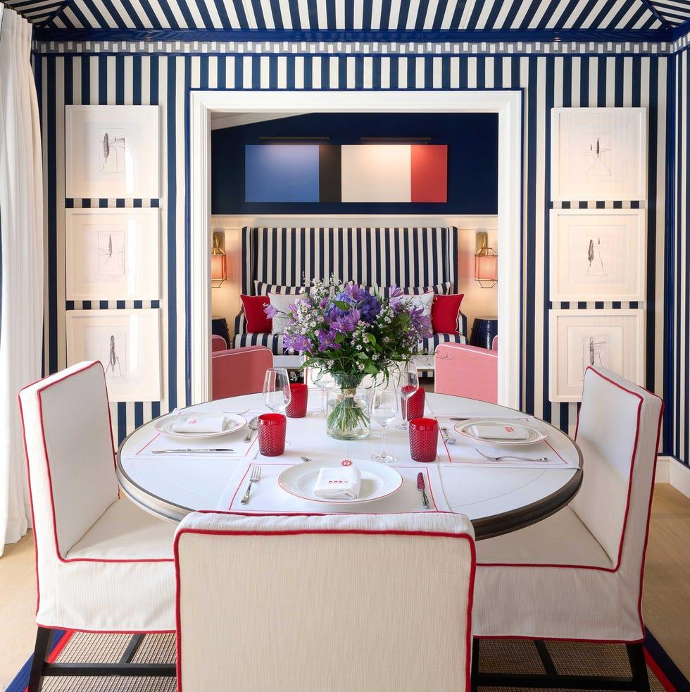 une salle à manger avec une table dressée