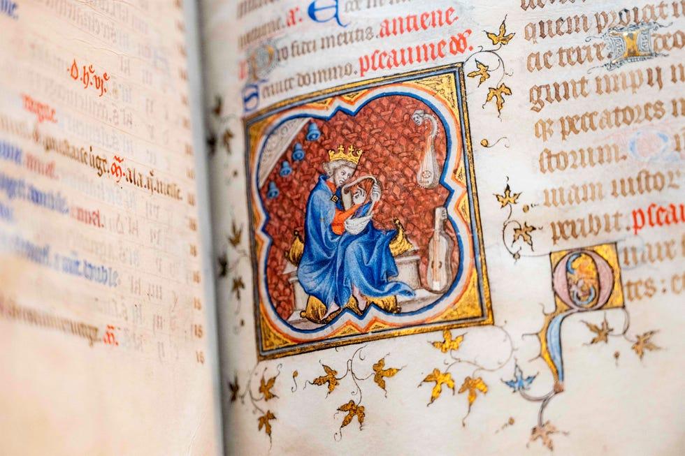 une photo montre un détail du bréviaire du roi Charles V de France 1338 1380, un manuscrit illuminé des années 1370, au site Richelieu de la Bibliothèque nationale de France BNF à Paris, le 17 avril 2023 un appel aux dons et aux mécènes a été lancé pour ramener, 300 ans après son départ, un livre du XIVe siècle qui est un précieux témoignage de l'histoire des rois de France la BNF a besoin de 16 millions d'euros pour acheter le bréviaire de Charles V à un collectionneur étranger qui souhaite rester anonyme photo par Alain Jocard AFP photo par Alain Jocard AFP via Getty Images