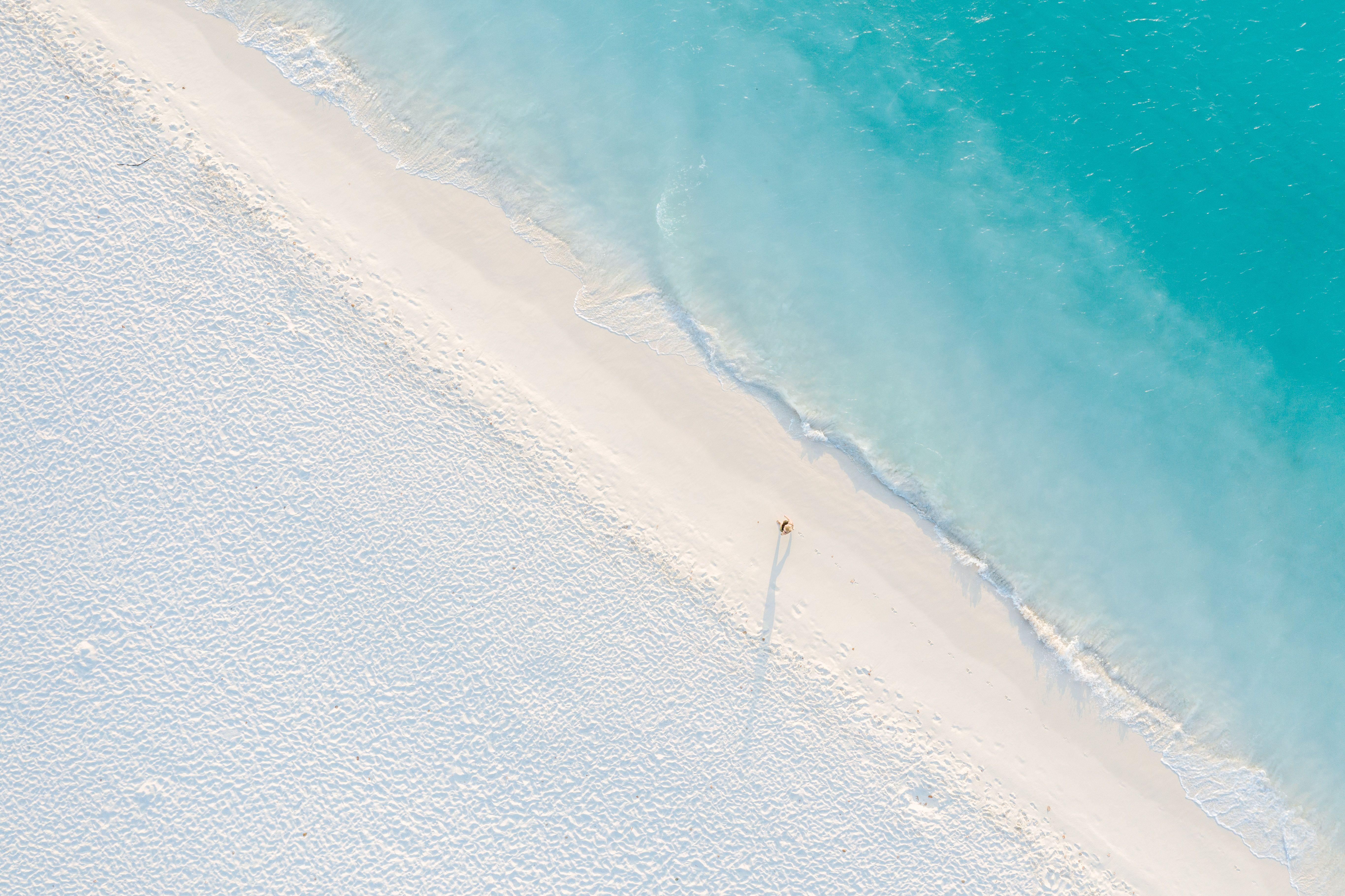 Bleu, Ciel, Jour, Azur, Eau, Ligne, Mer, Phénomène géologique, Nuage, Sable