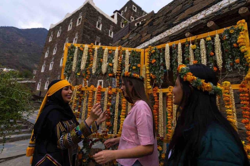 un groupe de femmes en tenue traditionnelle