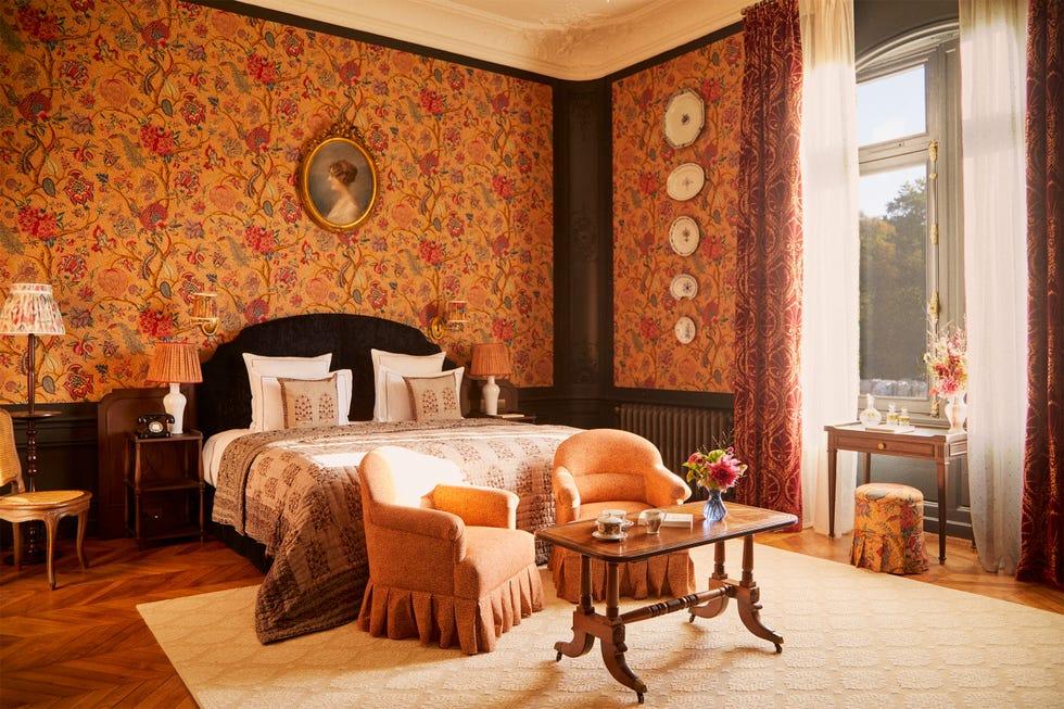 une chambre avec un grand lit