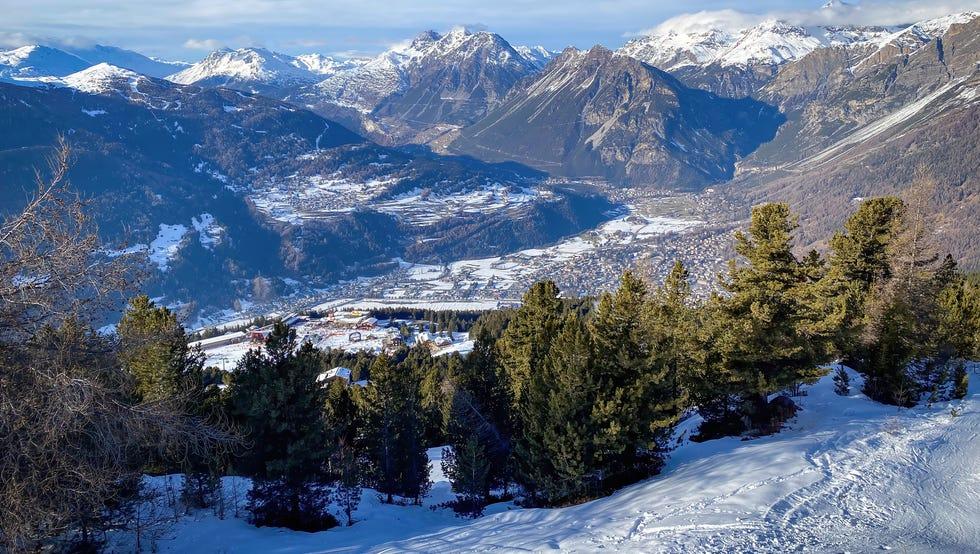 vue pittoresque de Bormio et de la haute vallée de Valteline, Italie