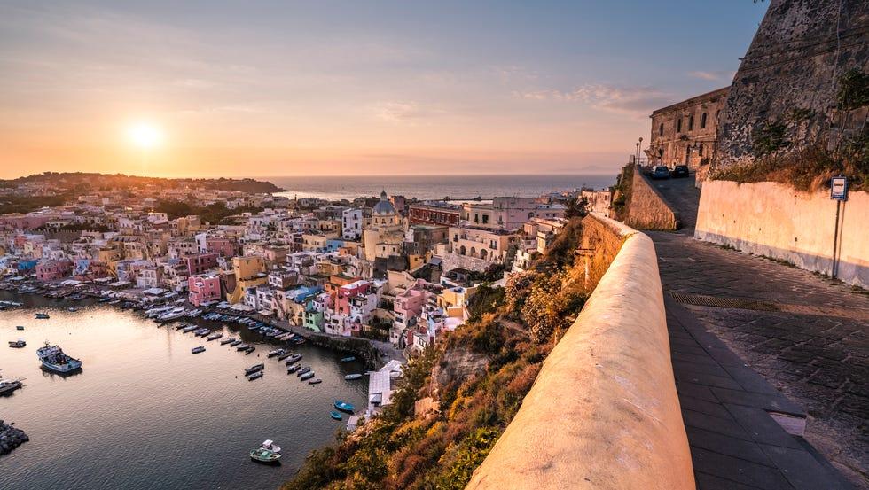 procida au coucher du soleil, golfe de Naples, Italie